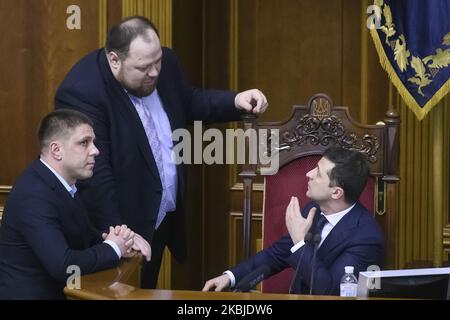 Erster stellvertretender Vorsitzender von Werchowna Rada Ruslan Stefanchuk (C) und ukrainischer Präsident Wolodymyr Zelenskiy (R) während der außerordentlichen Sitzung des ukrainischen Parlaments in Kiew, Ukraine, 04. März 2020 (Foto: Maxym Marusenko/NurPhoto) Stockfoto