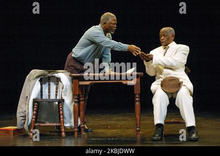 John Kani (links) und Winston Ntshona in der Produktion von Sizwe Banzi is Dead im Baxter Theatre Center, National Arts Festival, Grahamstown, 2006. Stockfoto