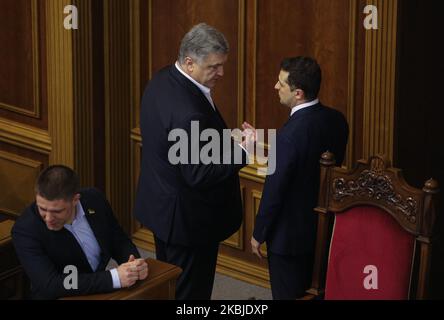 Der Präsident der Ukraine, Wolodymyr Zelensky (R), spricht mit dem Gesetzgeber Petro Poroschenko während der Parlamentssitzung in Kiew, Ukraine, am 4. März 2020. Das ukrainische Parlament hat die Regierung von Oleksiy Hontscharuk entlassen und während einer Sondersitzung des Parlaments für die Ernennung eines neuen Premierministers, Denys Shmyhal, gestimmt. (Foto von Sergii Chartschenko/NurPhoto) Stockfoto