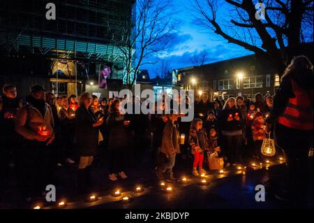 Während der Demonstration Stoppt die Flüchtlingskrise in Utrecht am 4.. März 2020 halten Menschen Kerzen und hören den Reden zu. (Foto von Romy Arroyo Fernandez/NurPhoto) Stockfoto