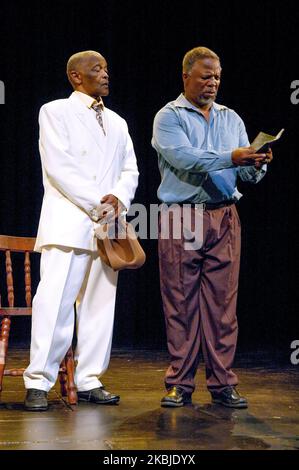 Winston Ntshona (links) und John Kani in der Produktion von Sizwe Banzi is Dead im Baxter Theatre Center, National Arts Festival, Grahamstown, 26. Juni 2006. Stockfoto