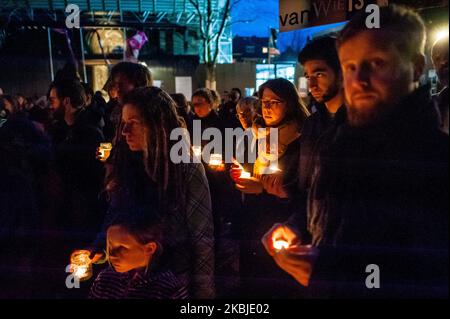 Während der Demonstration Stoppt die Flüchtlingskrise in Utrecht am 4.. März 2020 halten Menschen Kerzen und hören den Reden zu. (Foto von Romy Arroyo Fernandez/NurPhoto) Stockfoto