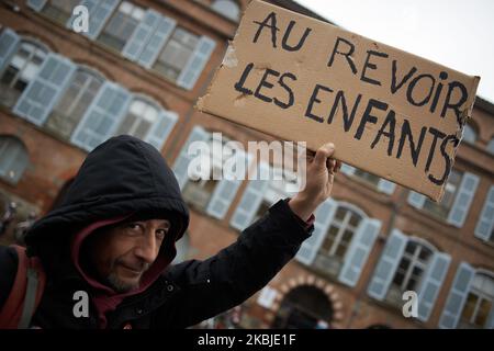 Ein Mann hält ein Plakat mit der Aufschrift „Auf Wiedersehen children“ in Bezug auf einen Film mit dem Titel „Au revoir les enfants“ über junge juden, die während des Zweiten Weltkriegs nach Deutschland deportiert wurden. Das Kollektiv RESF (Reseau Education Sans Frontieres ie Education Without Borders Network) organisierte eine Versammlung in der Präfektur Haute-Garonne, um den Präfekten zu bitten, alle Vertreibungen von Kindern und ihren Familien zu stoppen, da die französischen Gesetze besagen, dass jedes Kind unabhängig von seiner Situation erzogen werden muss (Auch wenn das Kind keine Papiere hat). Toulouse. Frankreich. März 4. 2020. (Foto von Alain Pitton/NurPhoto) Stockfoto