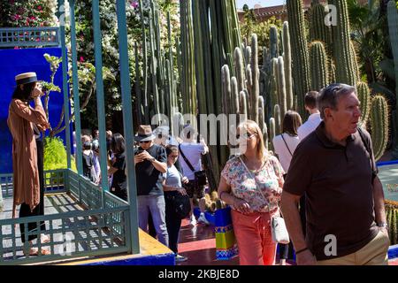 Marrakesch, Frankreich, 18. Oktober 2019. Touristen, die durch den Majorelle Garten schlendern. Dieser Garten ist nach seinem Gründer, dem französischen Maler Jacques Majorelle, benannt, der ihn 1931 schuf, inspiriert von den Oasen, dem islamischen Garten und dem spanisch-spanisch-maurischen Garten. 1980 von Yves Saint Laurent und Pierre Berge gekauft, gehört es heute zur Fondation Jardin Majorelle und ist mit fast 600.000 Besuchern pro Jahr eine der beliebtesten Touristenattraktionen Marokkos. (Foto von Emeric Fohlen/NurPhoto) Stockfoto