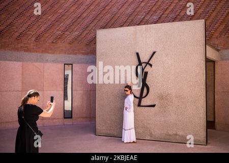 Marrakesch, Frankreich, 18. Oktober 2019. Touristen posieren vor dem Yves Saint Laurent Museum (MYSLM). Es ist ein Museum, das dem Modeschöpfer Yves Saint Laurent gewidmet ist. (Foto von Emeric Fohlen/NurPhoto) Stockfoto