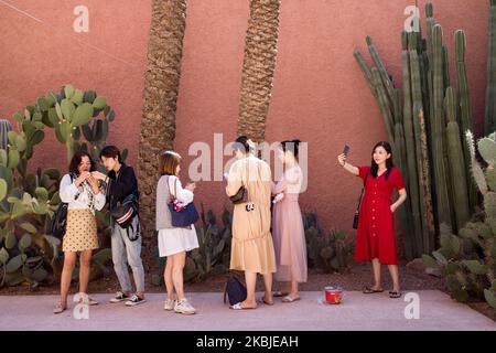 Marrakesch, Frankreich, 18. Oktober 2019. Asiatische Touristen posieren im Garten des Yves Saint Laurent Museums (MYSLM). Es ist ein Museum, das dem Modeschöpfer Yves Saint Laurent gewidmet ist. (Foto von Emeric Fohlen/NurPhoto) Stockfoto