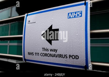 Ein Schild weist Patienten auf einen NHS 111 Coronavirus (COVID-19) Pod hin, wo Menschen, die glauben, an dem Virus zu leiden, am 5. März 2020 im London University Hospital in London Ärzte besuchen und mit ihnen sprechen können. (Foto von Alberto Pezzali/NurPhoto) Stockfoto
