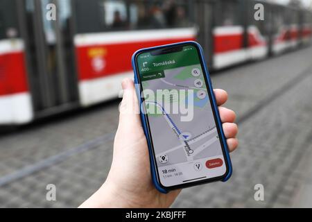 Die auf dem Smartphone-Bildschirm angezeigte Google Maps-App ist auf diesem Illustrationsfoto zu sehen, das am 1. März 2020 in Prag, Tschechien, aufgenommen wurde. (Foto von Jakub Porzycki/NurPhoto) Stockfoto