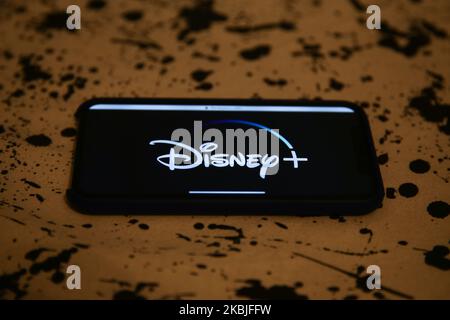 Das Disney Plus-Logo wird auf dem Smartphone-Bildschirm in dieser Abbildung angezeigt, die am 24. Februar 2020 in Krakau, Polen, aufgenommen wurde. (Foto von Jakub Porzycki/NurPhoto) Stockfoto