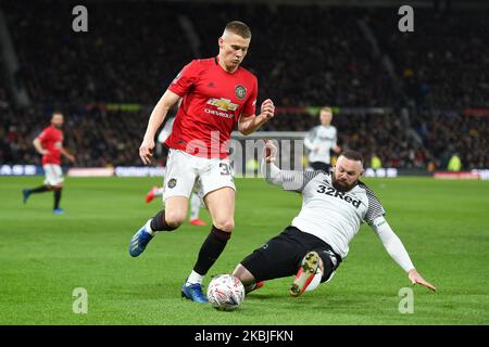 Wayne Rooney (32) von Derby County tagt Scott McTominay (39) von Manchester United während des FA Cup-Spiels zwischen Derby County und Manchester United am 5.. März 2020 im Pride Park, Derby, England. (Foto von Jon Hobley/MI News/NurPhoto) Stockfoto