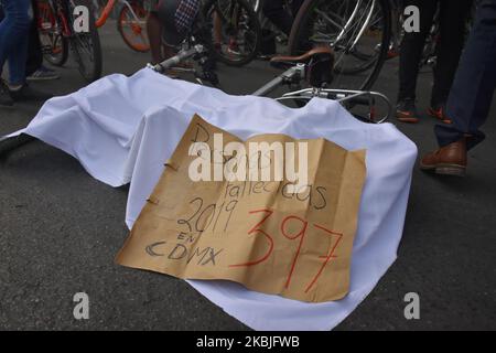 Ein Fahrrad, das mit einer Decke bedeckt ist, zeigt ein Schild, das an die Anzahl der im vergangenen Jahr bei einem Protest von Radfahrern in Mexiko-Stadt am 05. März 2020 getöteten Radfahrer erinnert. Radfahrer fordern von den Behörden die Einhaltung der Verkehrsvorschriften sowie drastischere Maßnahmen gegen Fahrer. In der letzten Woche starb ein Radfahrer, der von einem Militärfahrzeug getroffen wurde. (Foto von Guillermo Gutiérrez/NurPhoto) Stockfoto