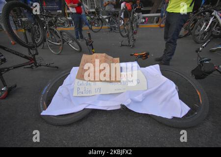 Ein Fahrrad, das mit einer Decke bedeckt ist, zeigt ein Schild, das an die Anzahl der im vergangenen Jahr bei einem Protest von Radfahrern in Mexiko-Stadt am 05. März 2020 getöteten Radfahrer erinnert. Radfahrer fordern von den Behörden die Einhaltung der Verkehrsvorschriften sowie drastischere Maßnahmen gegen Fahrer. In der letzten Woche starb ein Radfahrer, der von einem Militärfahrzeug getroffen wurde. (Foto von Guillermo Gutiérrez/NurPhoto) Stockfoto