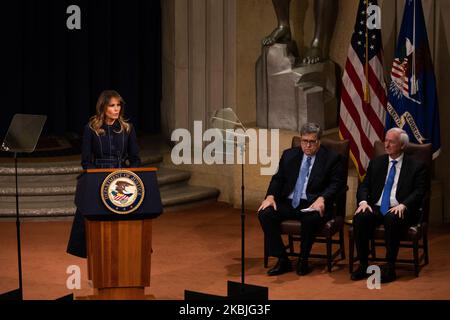 First Lady Melania Trump, links, begleitet von Generalanwalt William Barr, rechts, spricht am Freitag, den 6. März 2020, beim Nationalen Opioidgipfel des Justizministeriums im Justizministerium in Washington, D.C.. (Foto von Aurora Samperio/NurPhoto) Stockfoto