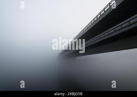 Neue Brücke von Bratislava bei nebligen Wetter Stockfoto