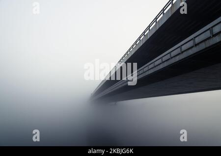 Neue Brücke von Bratislava bei nebligen Wetter Stockfoto