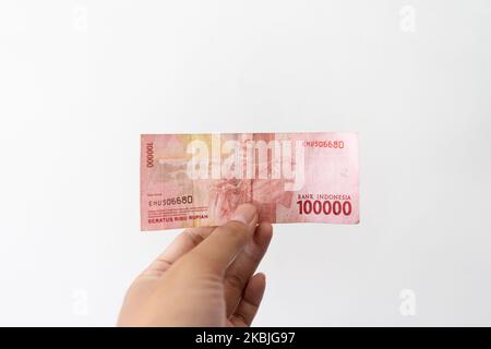 Semarang, Indonesien - 4. November 2022: Eine Hand hält ein 100.000 Rupiah-Geld. Stockfoto