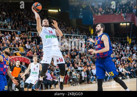 Paul Zipser und Nikola Mirotic während des Spiels zwischen dem FC Barcelona und dem FC Bayern München, entsprechend der Woche 28 der Euroleague, spielten am 06.. März 2020 im Palau Blaugransa in Barcelona, Spanien. (Foto von Xavier Ballart/Urbanandsport/NurPhoto) Stockfoto