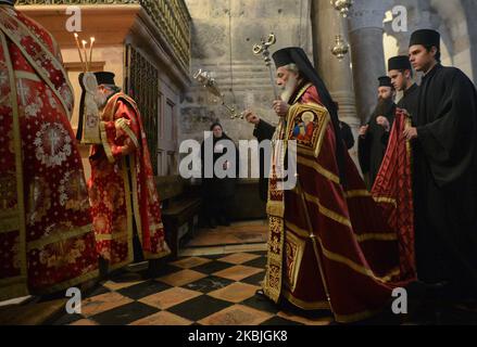 Der griechisch-orthodoxe Patriarch von Jerusalem, Metropolit Theophilos III., nimmt an der ersten Zeremonie der Fastenzeit in der Grabeskirche in der Jerusalemer Altstadt Teil. Am Freitag, den 6. März 2020, in Jerusalem, Israel. (Foto von Artur Widak/NurPhoto) Stockfoto