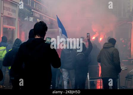 Rund 200 Gelbwesten demonstrierten am 7. März 2020 in Nantes, Frankreich, um ihre Kaufkraft zu verbessern, aber auch um sich vor einer Rentenreform und der Anwendung von Artikel 49-3 durch die Regierung zu schützen, um diese Reform ohne Abstimmung der Abgeordneten zu verabschieden. Die Gelbwesten haben am 14. März 2020 einen nationalen Aufruf zu einer großen Demonstration in Paris gestartet. (Foto von Estelle Ruiz/NurPhoto) Stockfoto