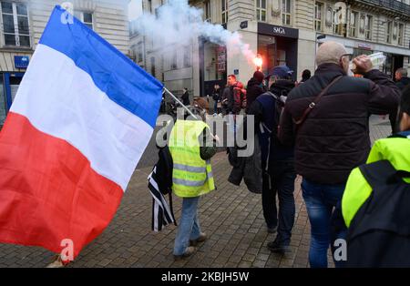 Rund 200 Gelbwesten demonstrierten am 7. März 2020 in Nantes, Frankreich, um ihre Kaufkraft zu verbessern, aber auch um sich vor einer Rentenreform und der Anwendung von Artikel 49-3 durch die Regierung zu schützen, um diese Reform ohne Abstimmung der Abgeordneten zu verabschieden. Die Gelbwesten haben am 14. März 2020 einen nationalen Aufruf zu einer großen Demonstration in Paris gestartet. (Foto von Estelle Ruiz/NurPhoto) Stockfoto