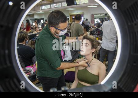 Ein Model während einer Backstage bei Miss Tiffany International Queen Transgender in Pattaya, Thailand, am 7. März 2020. Teilnehmer aus der ganzen Welt bereiten sich hinter die Kulissen beim Miss Tiffany International Queen Contest vor, dem weltweit prominentesten Transgender-Schönheitswettbewerb. Teilnehmer aus 21 Ländern versammelten sich in Pattaya, Thailand, um an der Veranstaltung teilzunehmen.( Foto Adryel Talamantes/NurPhoto) Stockfoto