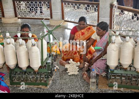 Frauen, die am 12. Februar 2020 im Gandhi Mandapam in Kanyakumari, Tamil Nadu, Indien, mit modernen Maschinen Wolle in Garn spinnen. Das 1956 erbaute Gandhi Mandapam (Gandhi-Denkmal) in Kanyakumari befindet sich an dem Ort, an dem Gandhis Asche aufbewahrt wurde, bevor sie ins Meer verstreut wurde, und weist einzigartige architektonische Details auf, um das Leben des geliebten Führers zu ehren. (Foto von Creative Touch Imaging Ltd./NurPhoto) Stockfoto