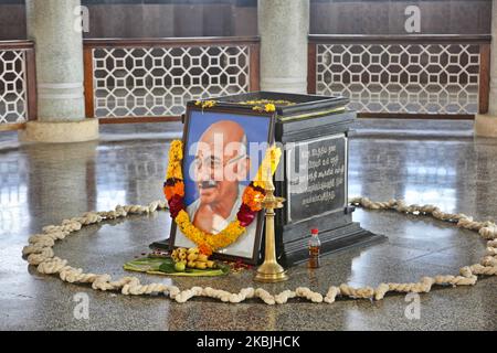 Gekleidtes Bild von Mahatma Gandhi im Gandhi Mandapam in Kanyakumari, Tamil Nadu, Indien, am 12. Februar 2020. Das 1956 erbaute Gandhi Mandapam (Gandhi-Denkmal) in Kanyakumari befindet sich an dem Ort, an dem Gandhis Asche aufbewahrt wurde, bevor sie ins Meer verstreut wurde, und weist einzigartige architektonische Details auf, um das Leben des geliebten Führers zu ehren. (Foto von Creative Touch Imaging Ltd./NurPhoto) Stockfoto