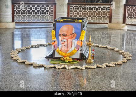 Gekleidtes Bild von Mahatma Gandhi im Gandhi Mandapam in Kanyakumari, Tamil Nadu, Indien, am 12. Februar 2020. Das 1956 erbaute Gandhi Mandapam (Gandhi-Denkmal) in Kanyakumari befindet sich an dem Ort, an dem Gandhis Asche aufbewahrt wurde, bevor sie ins Meer verstreut wurde, und weist einzigartige architektonische Details auf, um das Leben des geliebten Führers zu ehren. (Foto von Creative Touch Imaging Ltd./NurPhoto) Stockfoto