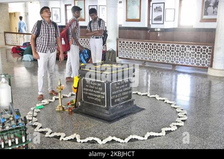 Indische Schulkinder auf einer Exkursion im Gandhi Mandapam in Kanyakumari, Tamil Nadu, Indien, am 12. Februar 2020. Das 1956 erbaute Gandhi Mandapam (Gandhi-Denkmal) in Kanyakumari befindet sich an dem Ort, an dem Gandhis Asche aufbewahrt wurde, bevor sie ins Meer verstreut wurde, und weist einzigartige architektonische Details auf, um das Leben des geliebten Führers zu ehren. (Foto von Creative Touch Imaging Ltd./NurPhoto) Stockfoto