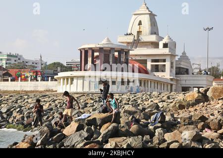 Am 12. Februar 2020 baden Männer im Meer bei der Gandhi Mandapam in Kanyakumari, Tamil Nadu, Indien. Das 1956 erbaute Gandhi Mandapam (Gandhi-Denkmal) in Kanyakumari befindet sich an dem Ort, an dem Gandhis Asche aufbewahrt wurde, bevor sie ins Meer verstreut wurde, und weist einzigartige architektonische Details auf, um das Leben des geliebten Führers zu ehren. (Foto von Creative Touch Imaging Ltd./NurPhoto) Stockfoto