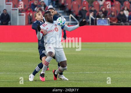 Nicolas Acevedo #26 vom New York City FC (L) und Jozy Altidore #17 vor dem Toronto FC (R) kämpfen während des regulären Saisonmatches 2020 MLS zwischen dem Toronto FC (Kanada) und dem New York City FC (USA) auf dem BMO-Feld in Toronto, Kanada (Ergebnis 1-0) um den Ball (Foto von Anatoliy Tscherkasov/NurPhoto) Stockfoto
