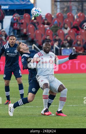 Nicolas Acevedo #26 vom New York City FC (L) und Jozy Altidore #17 vor dem Toronto FC (R) kämpfen während des regulären Saisonmatches 2020 MLS zwischen dem Toronto FC (Kanada) und dem New York City FC (USA) auf dem BMO-Feld in Toronto, Kanada (Ergebnis 1-0) um den Ball (Foto von Anatoliy Tscherkasov/NurPhoto) Stockfoto