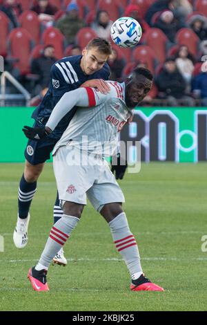 Nicolas Acevedo #26 vom New York City FC (L) und Jozy Altidore #17 vor dem Toronto FC (R) kämpfen während des regulären Saisonmatches 2020 MLS zwischen dem Toronto FC (Kanada) und dem New York City FC (USA) auf dem BMO-Feld in Toronto, Kanada (Ergebnis 1-0) um den Ball (Foto von Anatoliy Tscherkasov/NurPhoto) Stockfoto