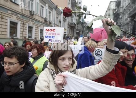 Ukrainer nehmen am 8. März 2020 am Internationalen Frauentag im Zentrum von Kiew, Ukraine, am feministischen Marsch Teil. Feministinnen, LGBT-Vertreter und Menschenrechtsaktivisten marschierten in der Innenstadt von Kiew zum Internationalen Frauentag, um gegen Sexismus und Gewalt gegen Frauen zu protestieren und die ukrainischen Behörden zur Ratifizierung der Istanbul-Konvention aufzufordern. (Foto von STR/NurPhoto) Stockfoto