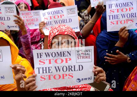 Frauen aus Bangladesch halten Plakate, während sie an einer Kundgebung zum Internationalen Frauentag am 8. März 2020 in Dhaka, Bangladesch, teilnehmen. Der Internationale Frauentag wird jedes Jahr am 8. März begangen und feiert die Errungenschaften von Frauen auf der ganzen Welt. (Foto von Mamunur Rashid/NurPhoto) Stockfoto