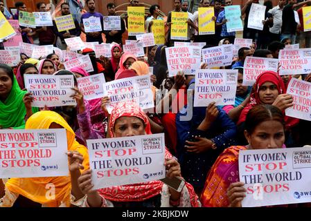 Frauen aus Bangladesch halten Plakate, während sie an einer Kundgebung zum Internationalen Frauentag am 8. März 2020 in Dhaka, Bangladesch, teilnehmen. Der Internationale Frauentag wird jedes Jahr am 8. März begangen und feiert die Errungenschaften von Frauen auf der ganzen Welt. (Foto von Mamunur Rashid/NurPhoto) Stockfoto