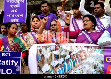 Frauen aus Bangladesch halten Plakate, während sie an einer Kundgebung zum Internationalen Frauentag am 8. März 2020 in Dhaka, Bangladesch, teilnehmen. Der Internationale Frauentag wird jedes Jahr am 8. März begangen und feiert die Errungenschaften von Frauen auf der ganzen Welt. (Foto von Mamunur Rashid/NurPhoto) Stockfoto