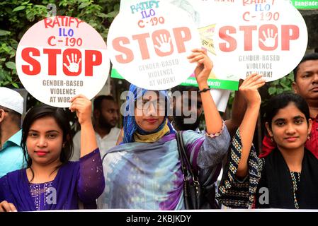 Frauen aus Bangladesch halten Plakate, während sie an einer Kundgebung zum Internationalen Frauentag am 8. März 2020 in Dhaka, Bangladesch, teilnehmen. Der Internationale Frauentag wird jedes Jahr am 8. März begangen und feiert die Errungenschaften von Frauen auf der ganzen Welt. (Foto von Mamunur Rashid/NurPhoto) Stockfoto