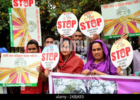 Frauen aus Bangladesch halten Plakate, während sie an einer Kundgebung zum Internationalen Frauentag am 8. März 2020 in Dhaka, Bangladesch, teilnehmen. Der Internationale Frauentag wird jedes Jahr am 8. März begangen und feiert die Errungenschaften von Frauen auf der ganzen Welt. (Foto von Mamunur Rashid/NurPhoto) Stockfoto