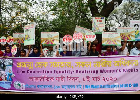 Frauen aus Bangladesch halten Plakate, während sie an einer Kundgebung zum Internationalen Frauentag am 8. März 2020 in Dhaka, Bangladesch, teilnehmen. Der Internationale Frauentag wird jedes Jahr am 8. März begangen und feiert die Errungenschaften von Frauen auf der ganzen Welt. (Foto von Mamunur Rashid/NurPhoto) Stockfoto