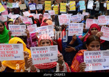 Frauen aus Bangladesch halten Plakate, während sie an einer Kundgebung zum Internationalen Frauentag am 8. März 2020 in Dhaka, Bangladesch, teilnehmen. Der Internationale Frauentag wird jedes Jahr am 8. März begangen und feiert die Errungenschaften von Frauen auf der ganzen Welt. (Foto von Mamunur Rashid/NurPhoto) Stockfoto