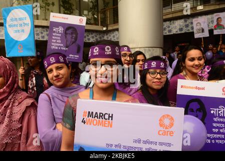 Frauen aus Bangladesch halten Plakate, während sie an einer Kundgebung zum Internationalen Frauentag am 8. März 2020 in Dhaka, Bangladesch, teilnehmen. Der Internationale Frauentag wird jedes Jahr am 8. März begangen und feiert die Errungenschaften von Frauen auf der ganzen Welt. (Foto von Mamunur Rashid/NurPhoto) Stockfoto