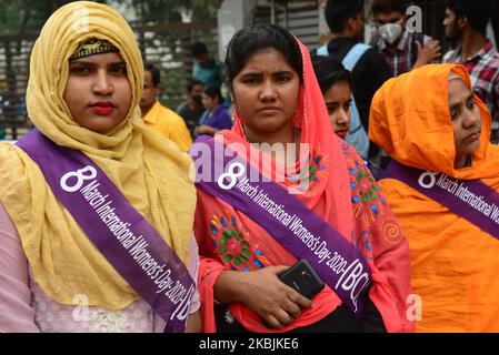 Frauen aus Bangladesch halten Plakate, während sie an einer Kundgebung zum Internationalen Frauentag am 8. März 2020 in Dhaka, Bangladesch, teilnehmen. Der Internationale Frauentag wird jedes Jahr am 8. März begangen und feiert die Errungenschaften von Frauen auf der ganzen Welt. (Foto von Mamunur Rashid/NurPhoto) Stockfoto