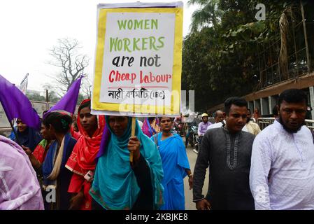 Frauen aus Bangladesch halten Plakate, während sie an einer Kundgebung zum Internationalen Frauentag am 8. März 2020 in Dhaka, Bangladesch, teilnehmen. Der Internationale Frauentag wird jedes Jahr am 8. März begangen und feiert die Errungenschaften von Frauen auf der ganzen Welt. (Foto von Mamunur Rashid/NurPhoto) Stockfoto