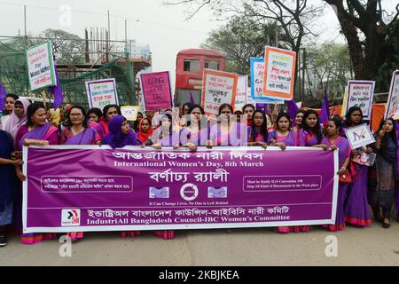 Frauen aus Bangladesch halten Plakate, während sie an einer Kundgebung zum Internationalen Frauentag am 8. März 2020 in Dhaka, Bangladesch, teilnehmen. Der Internationale Frauentag wird jedes Jahr am 8. März begangen und feiert die Errungenschaften von Frauen auf der ganzen Welt. (Foto von Mamunur Rashid/NurPhoto) Stockfoto