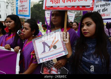 Frauen aus Bangladesch halten Plakate, während sie an einer Kundgebung zum Internationalen Frauentag am 8. März 2020 in Dhaka, Bangladesch, teilnehmen. Der Internationale Frauentag wird jedes Jahr am 8. März begangen und feiert die Errungenschaften von Frauen auf der ganzen Welt. (Foto von Mamunur Rashid/NurPhoto) Stockfoto