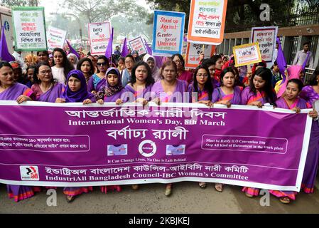 Frauen aus Bangladesch halten Plakate, während sie an einer Kundgebung zum Internationalen Frauentag am 8. März 2020 in Dhaka, Bangladesch, teilnehmen. Der Internationale Frauentag wird jedes Jahr am 8. März begangen und feiert die Errungenschaften von Frauen auf der ganzen Welt. (Foto von Mamunur Rashid/NurPhoto) Stockfoto