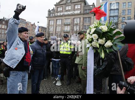 Angehörige der Veteranen der holländischen ostindischen Armee nehmen an einer Demonstration am 8. März 2020 in Amsterdam, Niederlande, auf dem Nationaldenkmal am Dam-Platz Teil und fordern Entschuldigungen, Anerkennung, Entschädigung für Kriegsschäden und Rückvergütungen einschließlich Erbrecht. Die Königliche Niederländische Ostindien-Armee (Koninklijk Nederlands Indisch Leger; KNIL) war die von den Niederlanden in ihrer Kolonie der Niederländischen Ostindien, in Gebieten, die heute Teil Indonesiens sind, aufrechterhaltene militärische Kraft. (Foto von Paulo Amorim/NurPhoto) Stockfoto