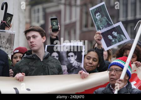 Angehörige der Veteranen der holländischen ostindischen Armee nehmen an einer Demonstration am 8. März 2020 in Amsterdam, Niederlande, auf dem Nationaldenkmal am Dam-Platz Teil und fordern Entschuldigungen, Anerkennung, Entschädigung für Kriegsschäden und Rückvergütungen einschließlich Erbrecht. Die Königliche Niederländische Ostindien-Armee (Koninklijk Nederlands Indisch Leger; KNIL) war die von den Niederlanden in ihrer Kolonie der Niederländischen Ostindien, in Gebieten, die heute Teil Indonesiens sind, aufrechterhaltene militärische Kraft. (Foto von Paulo Amorim/NurPhoto) Stockfoto