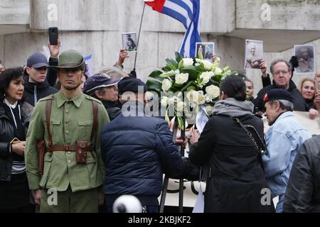 Angehörige der Veteranen der holländischen ostindischen Armee nehmen an einer Demonstration am 8. März 2020 in Amsterdam, Niederlande, auf dem Nationaldenkmal am Dam-Platz Teil und fordern Entschuldigungen, Anerkennung, Entschädigung für Kriegsschäden und Rückvergütungen einschließlich Erbrecht. Die Königliche Niederländische Ostindien-Armee (Koninklijk Nederlands Indisch Leger; KNIL) war die von den Niederlanden in ihrer Kolonie der Niederländischen Ostindien, in Gebieten, die heute Teil Indonesiens sind, aufrechterhaltene militärische Kraft. (Foto von Paulo Amorim/NurPhoto) Stockfoto